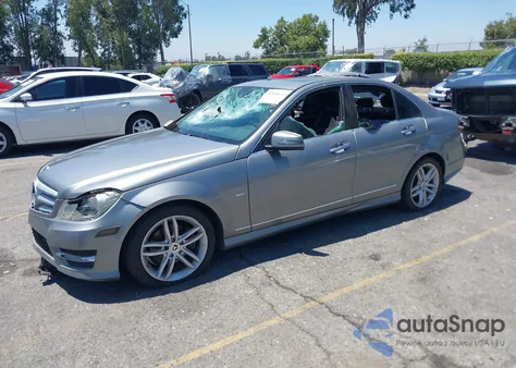 2012 Mercedes-Benz C 250 Luxury/Sport z USA, uszkodzony, nr VIN WDDGF4HB3CR233709